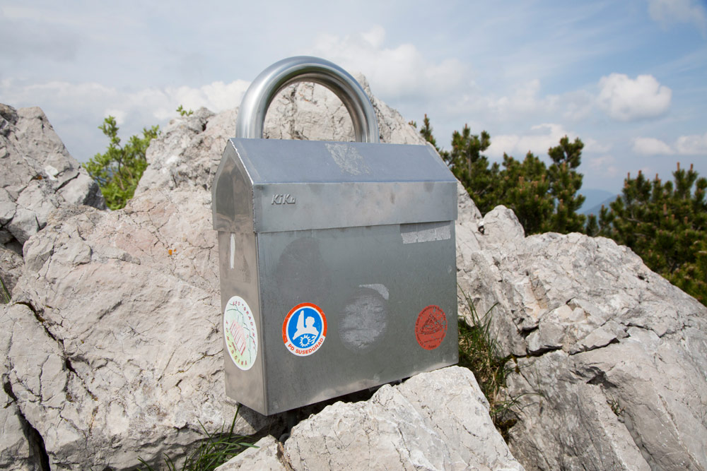 De box met het boekje: bezoekers laten hun naam achterWandelen op het plateau Velika planina nabij de stad Kamnik in Slovenie