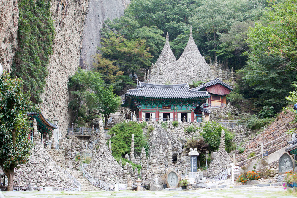 Huizenhoge bouwwerken van gestapelde steentjes in Maisan, Rondreis Zuid-Korea, bezienswaardigheden, hotspots