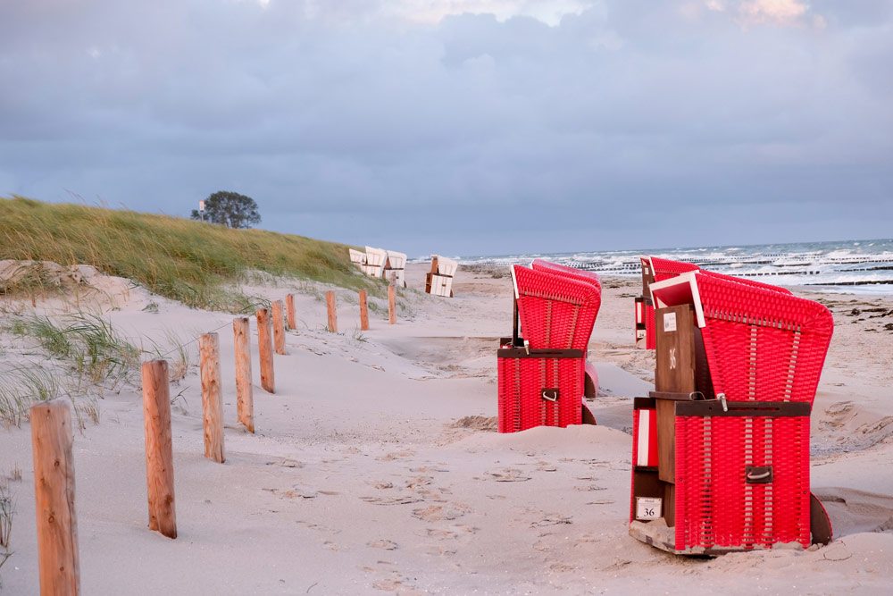 Oostzee - Duitsland - Rondreis langs de kust van de Baltische Zee - Ook in Ahrenshoop staan de Strandkorben klaar op het strand
