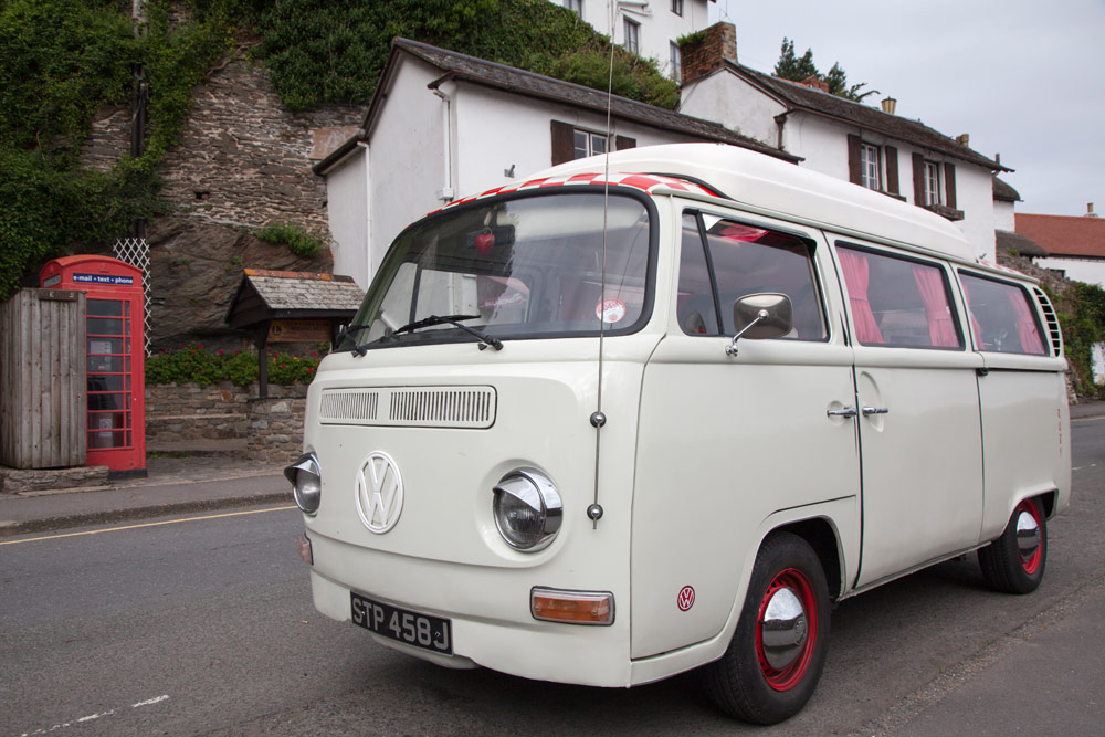 Als je een collega VW busje ziet, knipper je met je lichten Autorondreis door Devon en Cornwall (Engeland) met een vintage VW busje.. oldtimer, retro, hippie, camper, huren