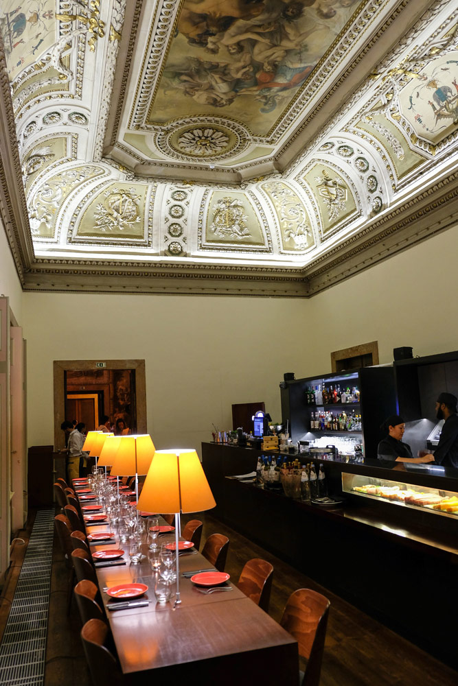 De inrichting van restaurant Palacio Chiado varieert van modern tot klassiek, Lissabon, Portugal