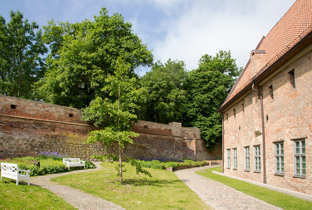 Bezienswaardigheden Rostock: de oude kloostertuin met de stadsmuur, Oostzee, Duitsland