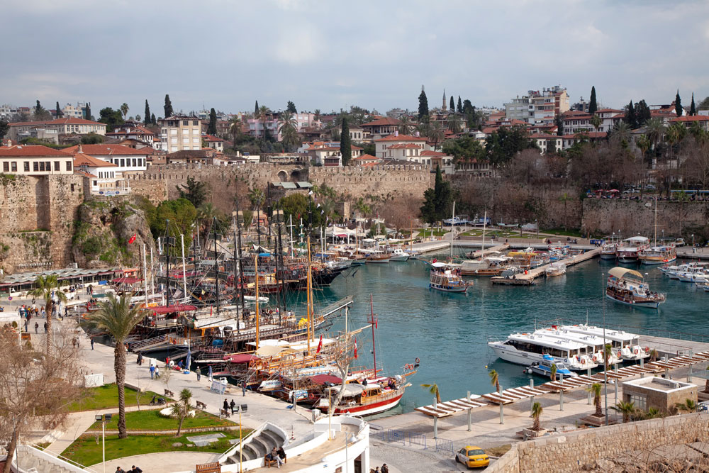Overzicht over de haven van Antalya, Turkije - goedkope vakantie Turkije - rondreis van Antalya naar Cappadocie - visum Turkije 