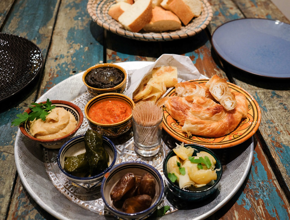 Restaurants in Hasselt, stedentrip hotspots Belgie, Een tafel vol lekkers bij restaurant Tajine in Hasselt