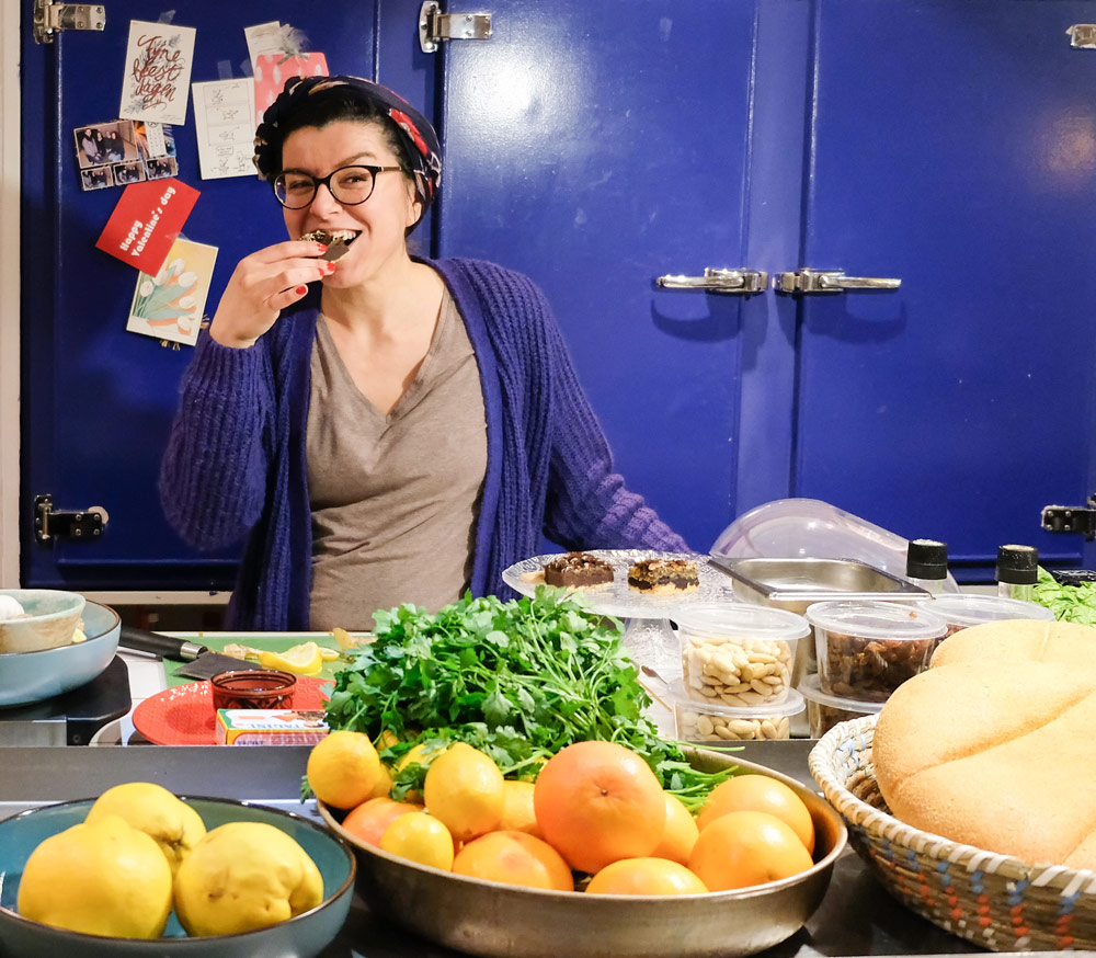 Restaurants in Hasselt, stedentrip hotspots Belgie - Eigenaresse Yousra van restaurant Tajine proeft zelf even voor