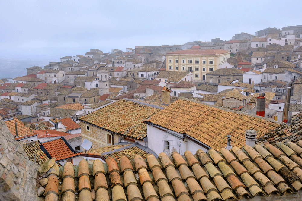 Uitzicht vanaf het kasteel over de daken van Bovino in Monti Dauni - Puglia, Apulie, Monti Dauni, Italie, vakantie, rondreis, bezienswaardigheden