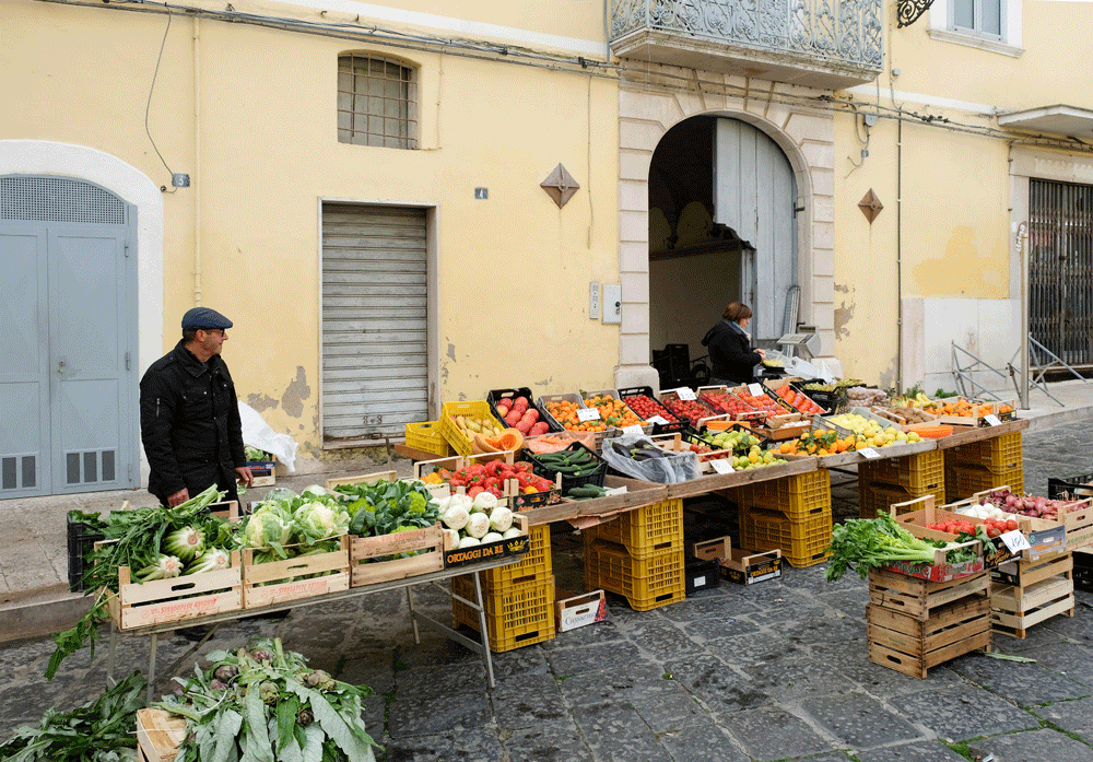 De markt in Lucera begint al voor dag en dauw - Puglia, Apulie, Monti Dauni, Italie, vakantie, rondreis, bezienswaardigheden