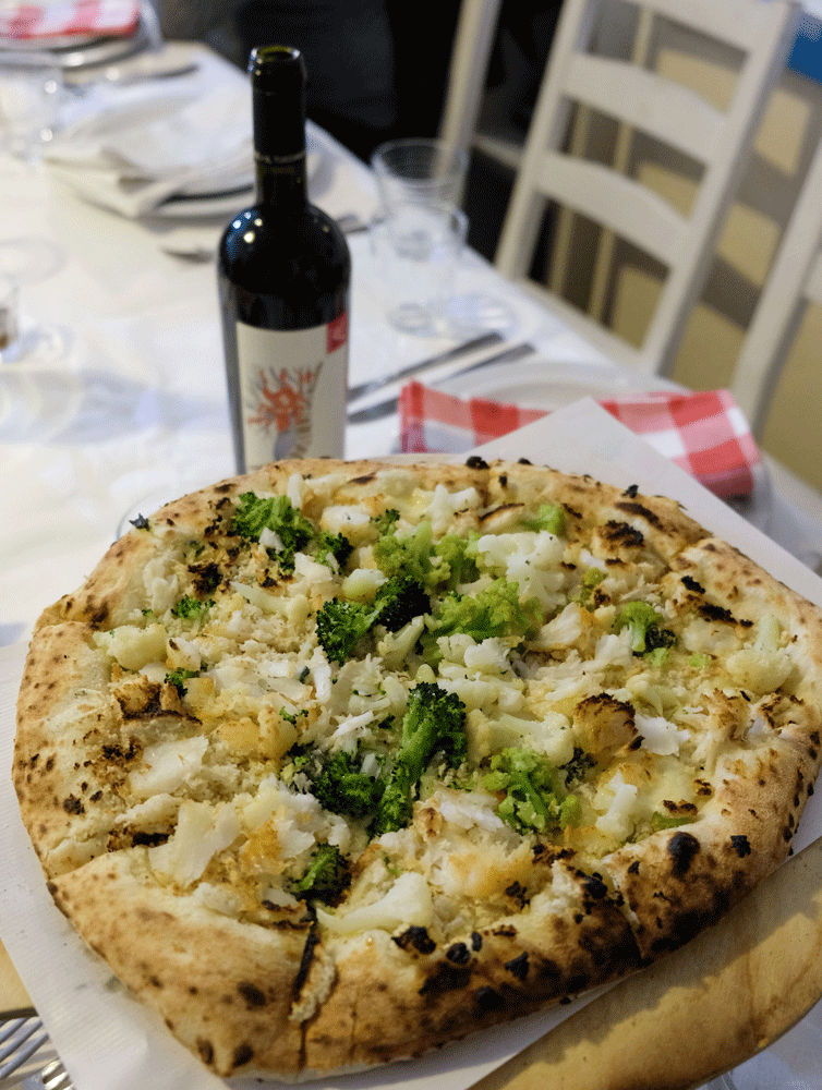 Trattoria Pane e Salute in Orsara: pizza zonder kaas en tomatensaus - Puglia, Apulie, Monti Dauni, Italie, vakantie, rondreis, bezienswaardigheden