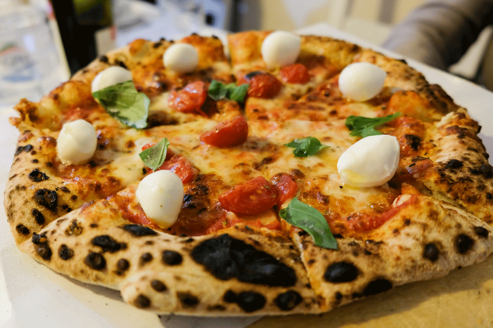Pizza eten in Trattoria Pane e Salute in Orsara - Puglia, Apulie, Monti Dauni, Italie, vakantie, rondreis, bezienswaardigheden