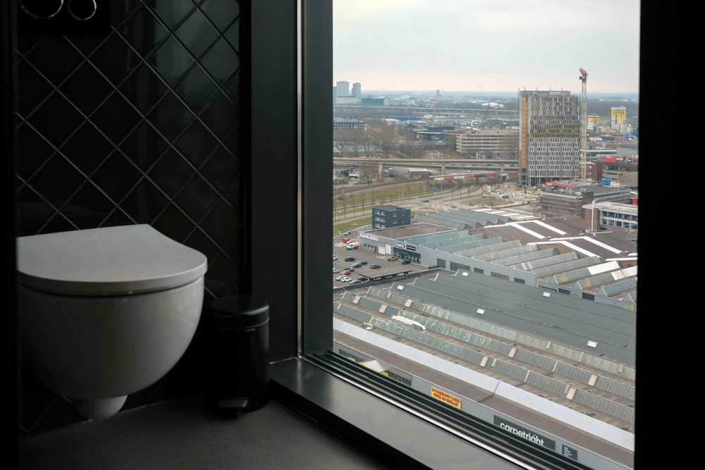 WC met uitzicht bij het QO hotel in Amsterdam - QO hotel, hotspot, Amsterdam, Nederland.