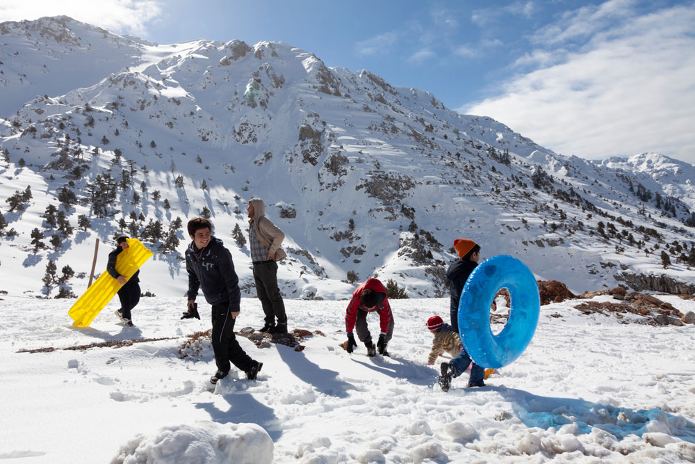 Familie genieten van de sneeuw in het Taurusgebergte, Taurus gebergte, - goedkope vakantie Turkije - rondreis van Antalya naar Cappadocie - visum Turkije 