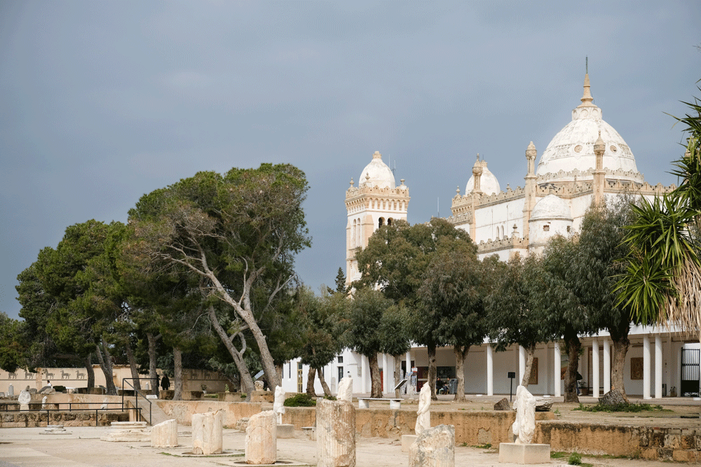 Vakantie Tunesie, Carthage - De Romeinse resten van Carthage met daarachter een kathedraal