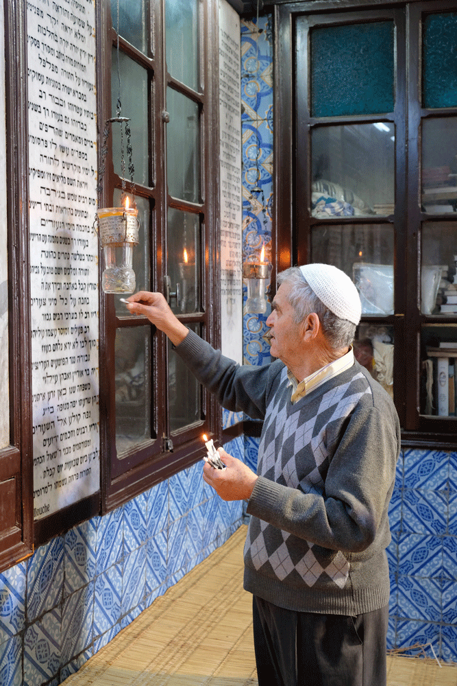De kandelaars worden aangestoken in de El Ghriba synagoge - Vakantie Djerba, Tunesie, rondreis, strandvakantie