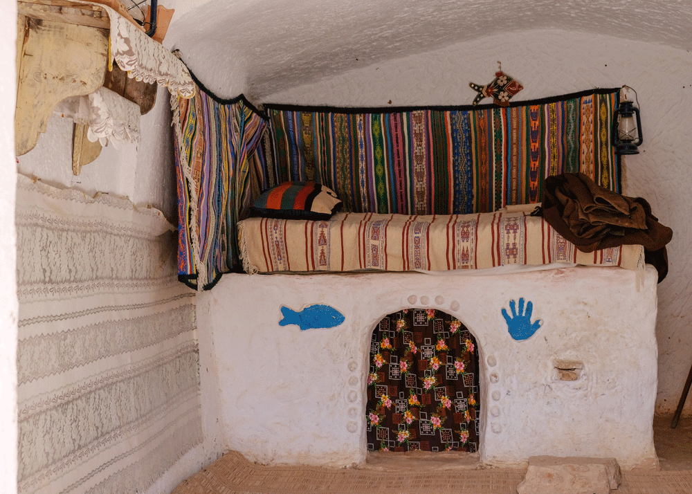 Een slaapkamer in de ghorfas van Matmata, rondreis vakantie Tunesie