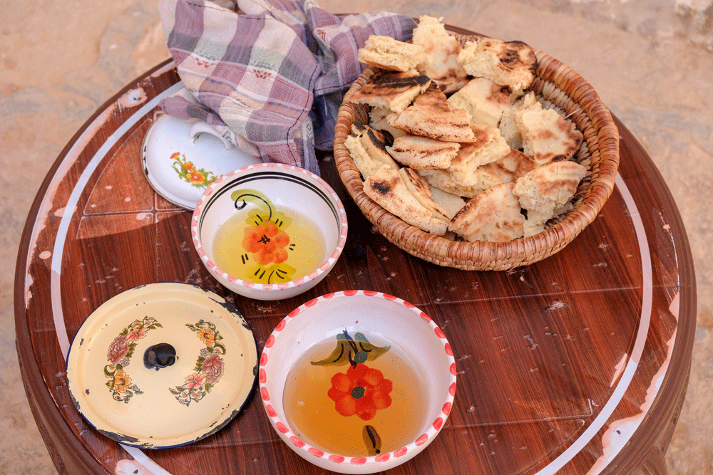 Versgebakken brood met olijfolie in Matmata - Vakantie Djerba, Tunesie, rondreis, strandvakantie