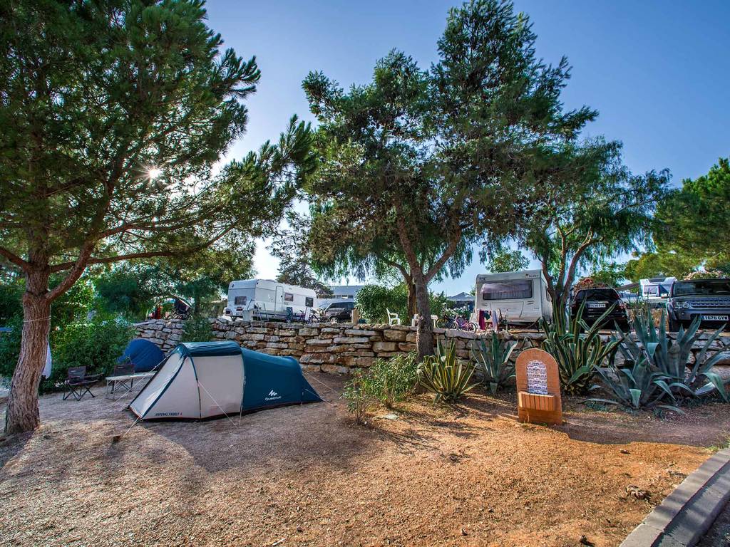 Wie helemaal back to basic wil, kiest een staanplaats voor de tent. Barometer campings Yelloh! Village.