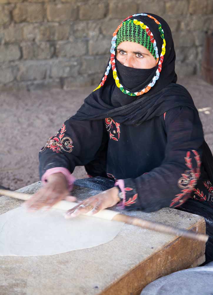 Een bedoeienen-vrouw maakt brood Vakantie Egypte, bezienswaardigheden rondom Hurghada, visum Egypte aanvragen