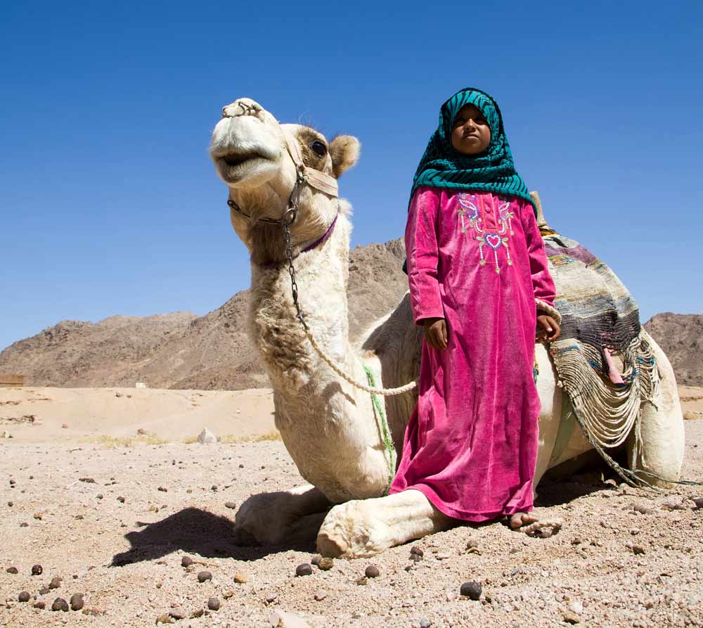 Bedoeienen-meisje met haar dromedaris Vakantie Egypte, bezienswaardigheden rondom Hurghada, visum Egypte aanvragen
