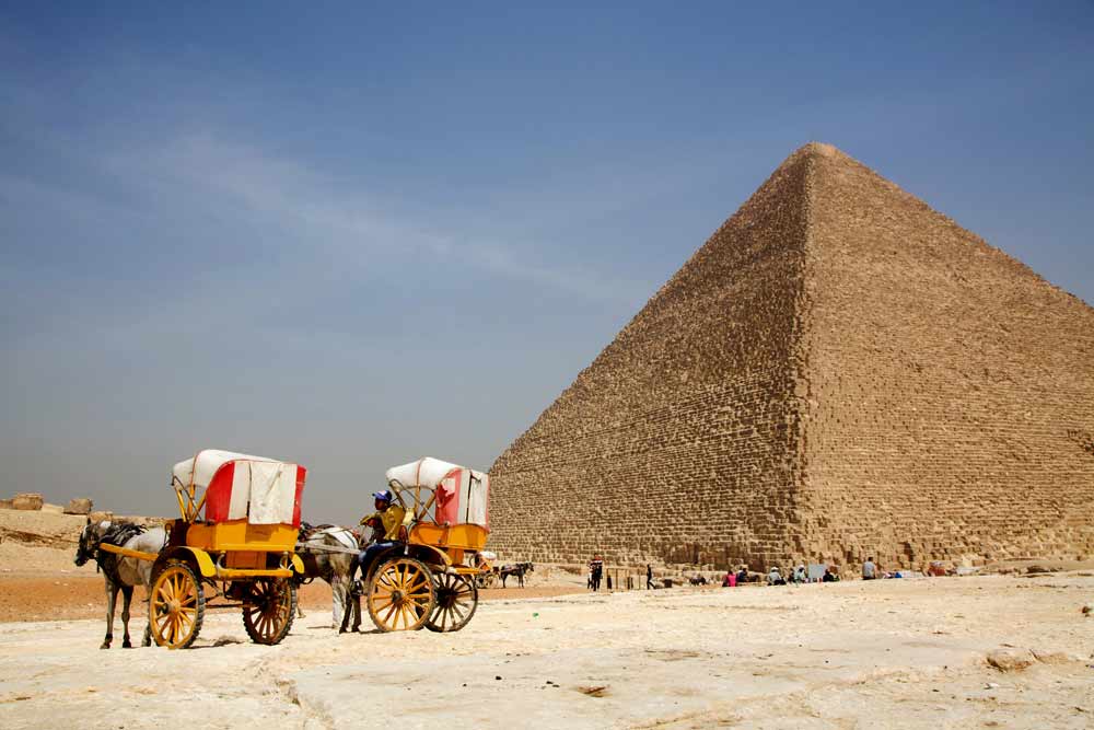 Je kunt de piramides van Gizeh zelfs met paard en wagen bezoeken Vakantie Egypte, bezienswaardigheden rondom Hurghada, visum Egypte aanvragen