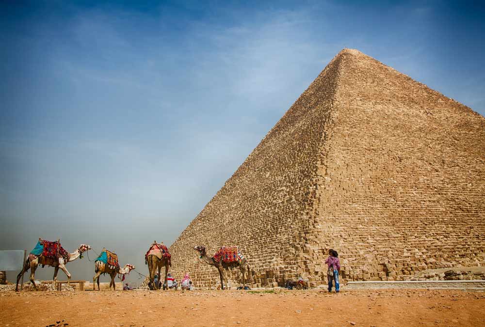 Als je de goede kant op kijkt, denk je dat de piramides van Gizeh middenin de woestijn liggen Vakantie Egypte, bezienswaardigheden rondom Hurghada, visum Egypte aanvragen