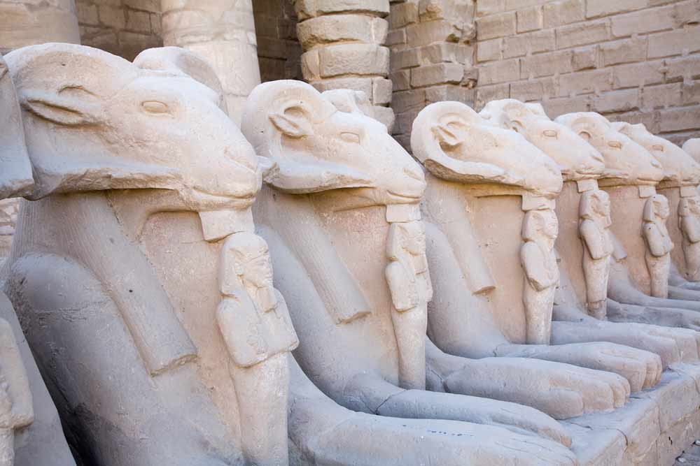 Sfinxen met het hoofd van een ram in de tempel van Karnak, Egypte Vakantie Egypte, bezienswaardigheden rondom Hurghada, visum Egypte aanvragen