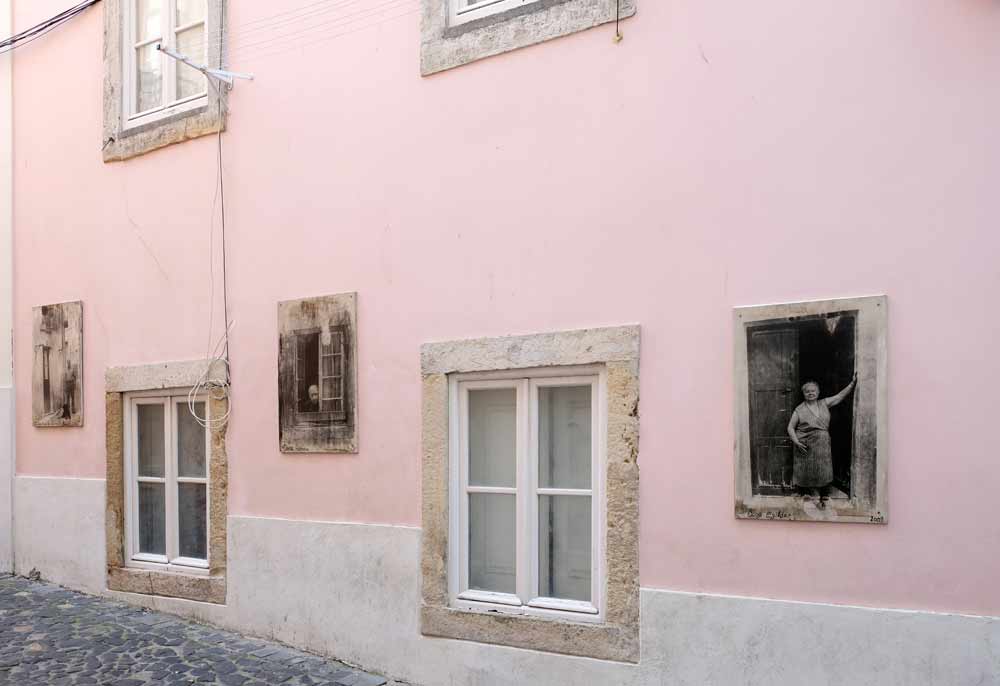 Een project van fotograaf Camilla Watson op de muren in de wijk Mouraria, Lissabon, Portugal, bezienswaardigheden, museum, musea, museums, kunst, straat art, 