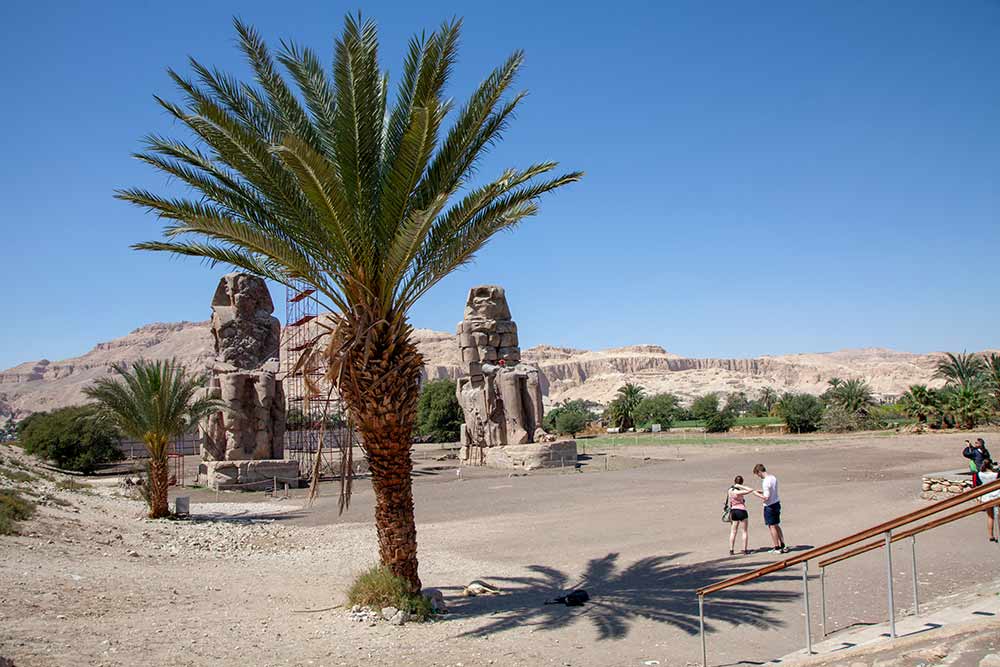Op weg naar het tempelcomplex van Luxor. Binnen mag je niet fotograferen Vakantie Egypte, bezienswaardigheden rondom Hurghada, visum Egypte aanvragen