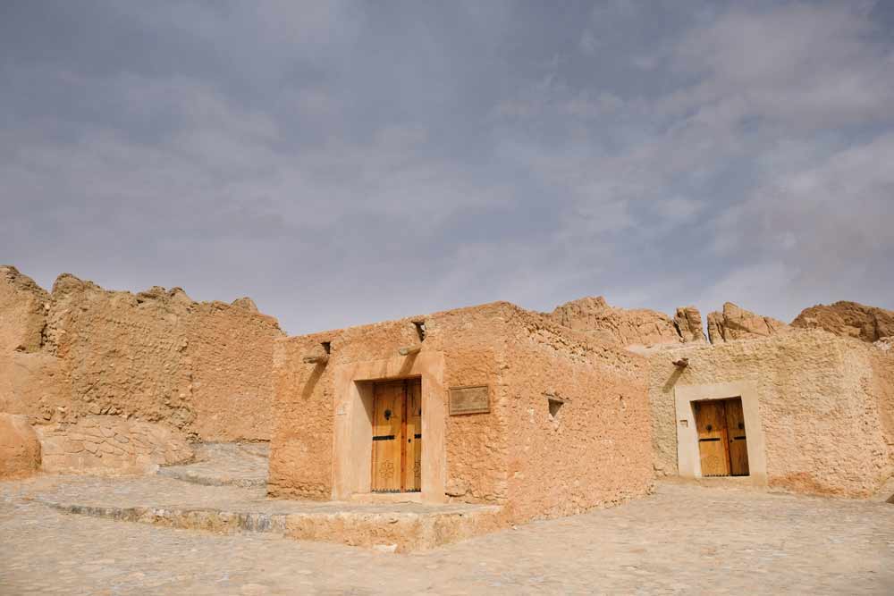 Enkele huizen bij bergoase Chebika - vakantie Tunesie: rondreis langs bezienswaardigheden en hotspots in het binnenland