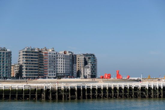 Blik op Oostende, met het kunstwerk 'Rock Strangers' van Arne Quinze. Bredene aan zee, Belgie. Activiteiten, wandelen, yoga, suppen, sup, restaurants, vakantiepark Roompot