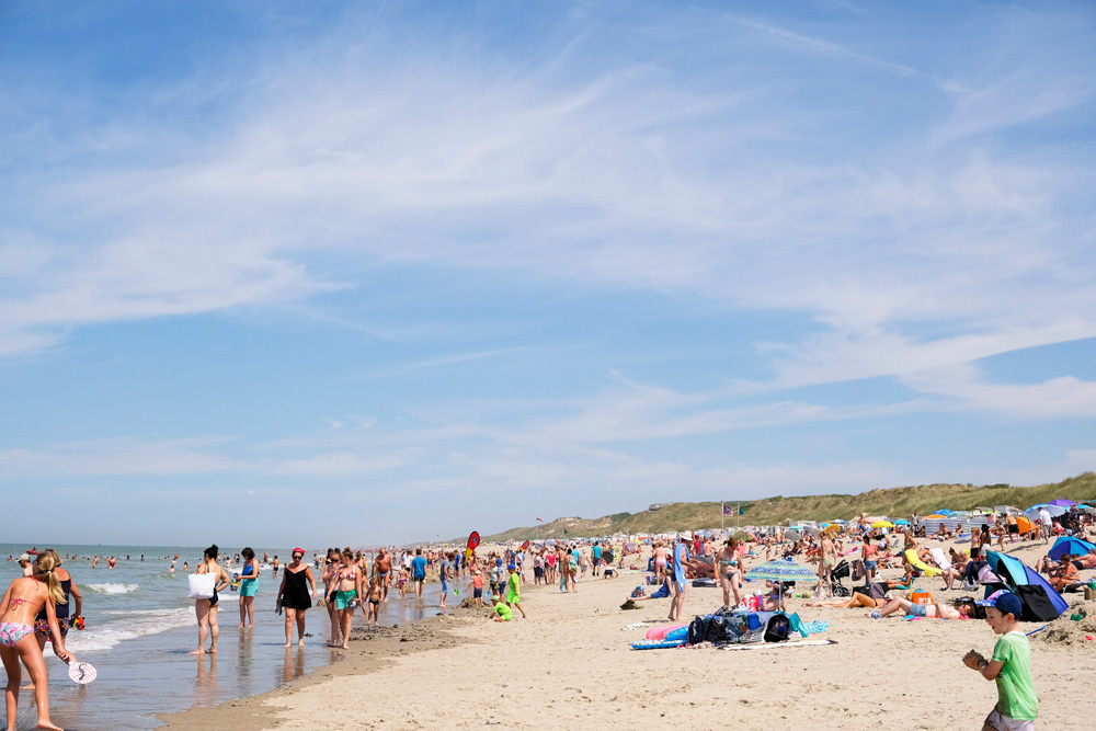 Soms is het zelfs in Bredene aan zee druk op het strand. Bredene aan zee, Belgie. Activiteiten, wandelen, yoga, suppen, sup, restaurants, vakantiepark Roompot