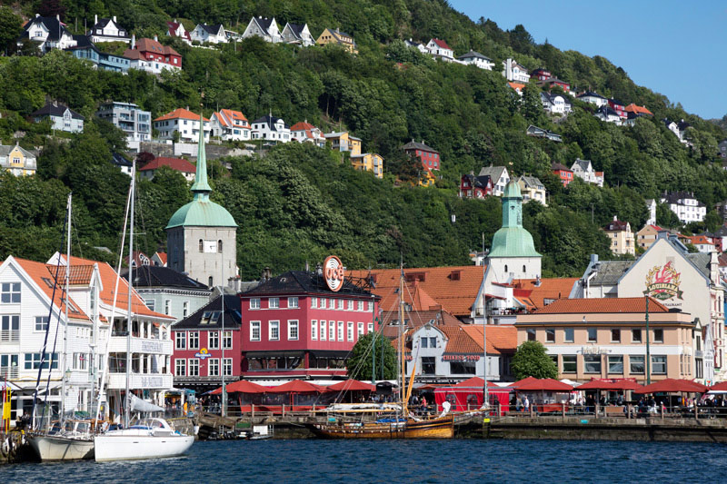 Bergen, ook leuk voor een stedentrip. Met de Hurtigruten langs de noorse fjorden, cruise naar Noorwegen van Bergen tot de poolcirkel en Kirkenes