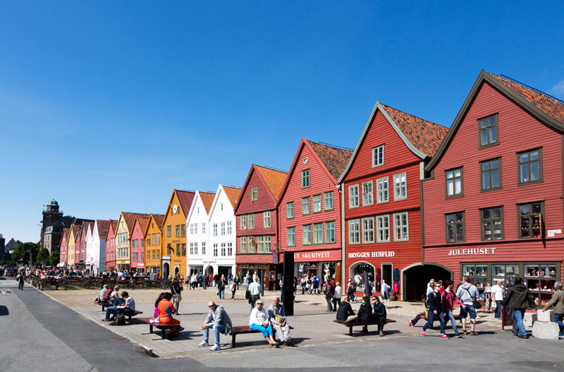 Toeristische hotspot in Bergen: de houten huizen van Bryggen. Met de Hurtigruten langs de noorse fjorden, cruise naar Noorwegen van Bergen tot de poolcirkel en Kirkenes
