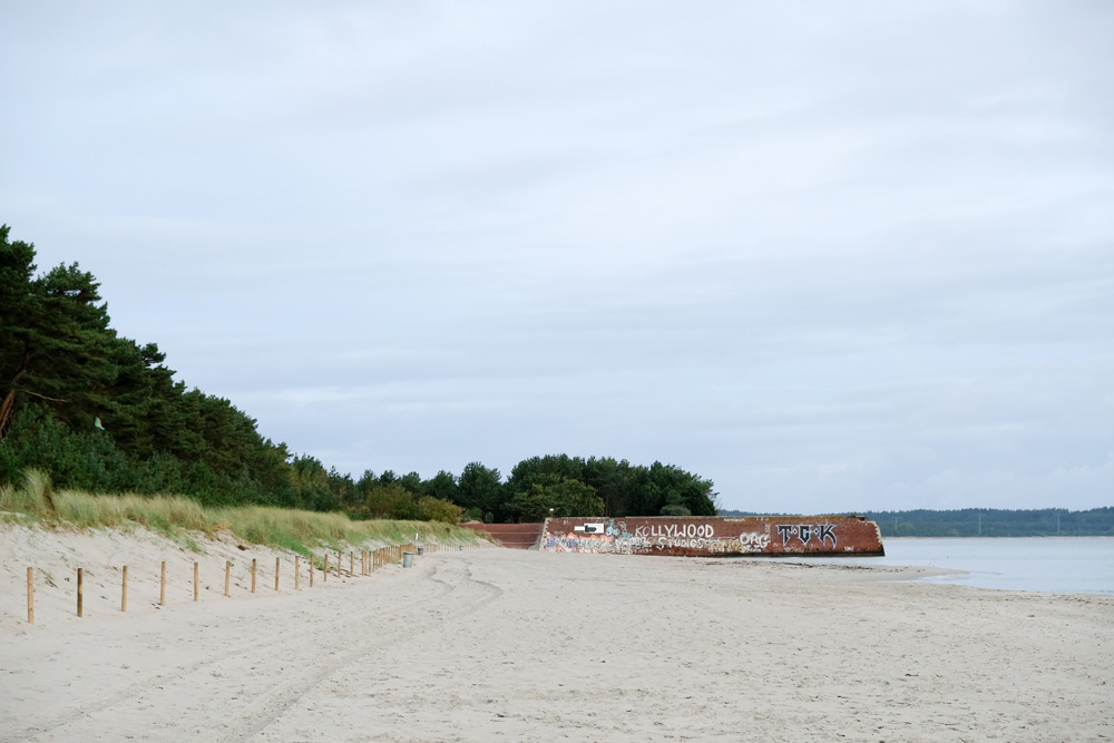 Van Binz wandel je zo naar het strand van Prora. Rondreis Duitse Oostzee, van Darss naar Rugen via Stralsund, Duitsland