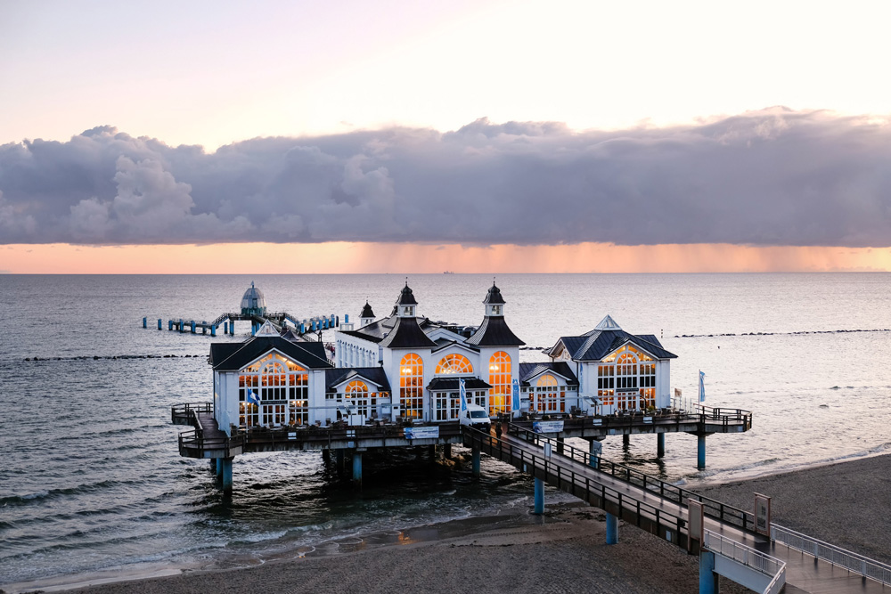 In het paviljoen van de pier van Sellin zit nu een restaurant. Rondreis Duitse Oostzee, van Darss naar Rugen via Stralsund, Duitsland