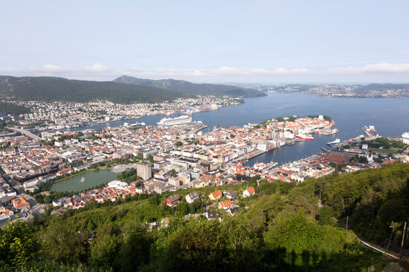 Met de Floibanen naar boven en uitkijken over Bergen. Met de Hurtigruten langs de noorse fjorden, cruise naar Noorwegen van Bergen tot de poolcirkel en Kirkenes
