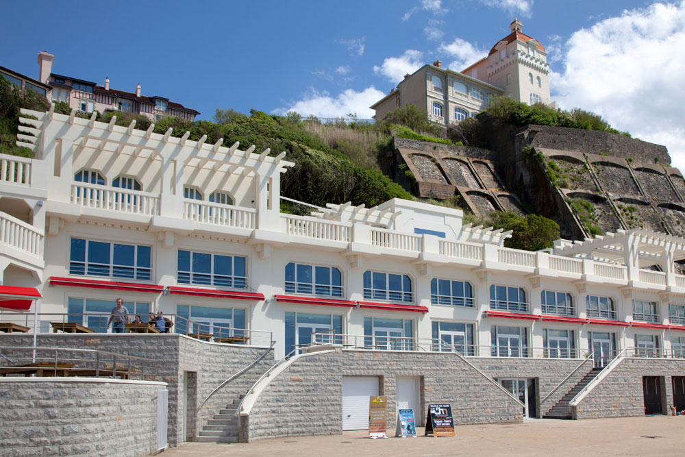 Het clubhuis van de surfers in de badplaats Biarritz, stedentrip Biarritz, badplaats aan de Altlantische kunst in Frankrijk