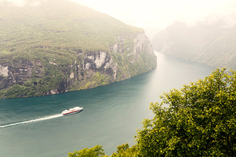 Uitzichtpunt over het Geiranger fjord in Noorwegen. Met de Hurtigruten langs de noorse fjorden, cruise naar Noorwegen van Bergen tot de poolcirkel en Kirkenes