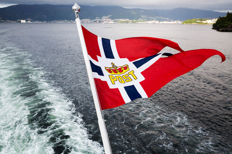 Nog altijd wordt post vervoerd met de Hurtigruten postboot. Met de Hurtigruten langs de noorse fjorden, cruise naar Noorwegen van Bergen tot de poolcirkel en Kirkenes