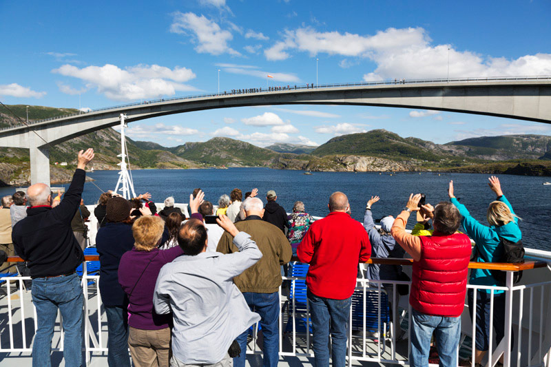 Zwaaien naar de mensen op de brug.Met de Hurtigruten langs de noorse fjorden, cruise naar Noorwegen van Bergen tot de poolcirkel en Kirkenes
