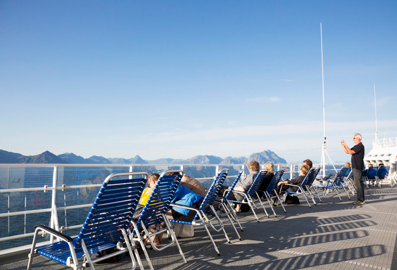 Relaxen met uitzicht op de Noorse fjorden tijdens je cruise in Noorwegen. Met de Hurtigruten langs de noorse fjorden, cruise naar Noorwegen van Bergen tot de poolcirkel en Kirkenes