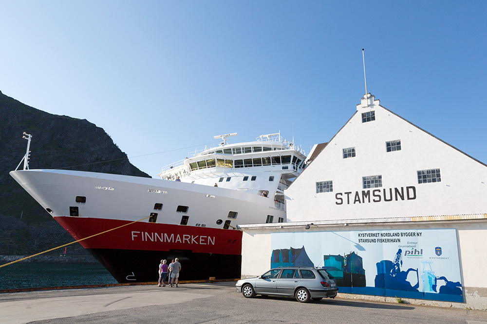 De Finnmarken in de haven van Stamsund, cruise Noorwegen met de Hurtigruten postboor