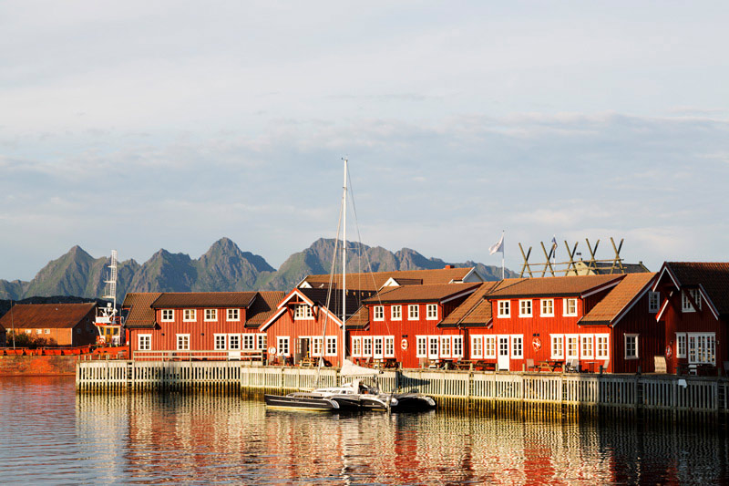 Alweer zo'n sfeervol stadje: Solvaer in Noorwegen. Met de Hurtigruten langs de noorse fjorden, cruise naar Noorwegen van Bergen tot de poolcirkel en Kirkenes