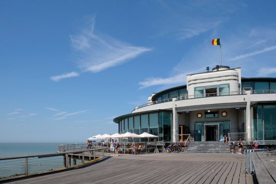 Relaxen bij het restaurant op de pier van Blankenberge. Belgie, kusttram, De Lijn, openbaar vervoer, kust