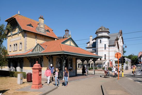 Het station is het beginpunt van de architectuurwandeling door De Haan aan Zee. Belgie, kusttram, De Lijn, openbaar vervoer, kust