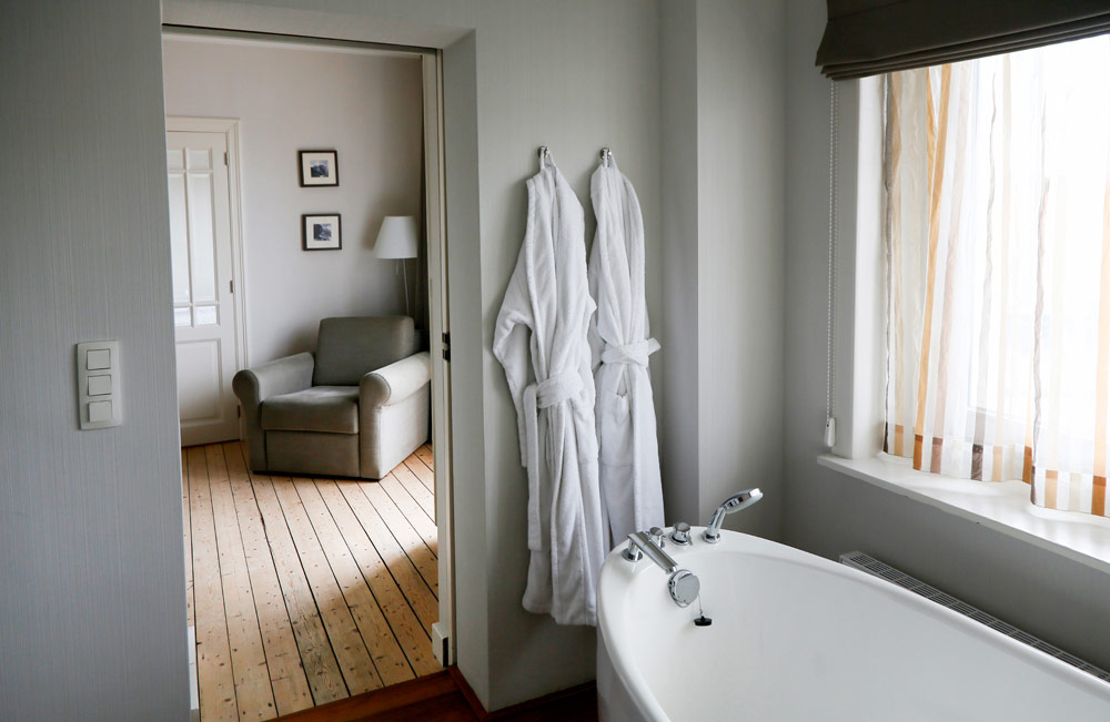 Jaloersmakende badkamers bij Grand hotel Belle Vue in De Haan aan Zee, Belgie