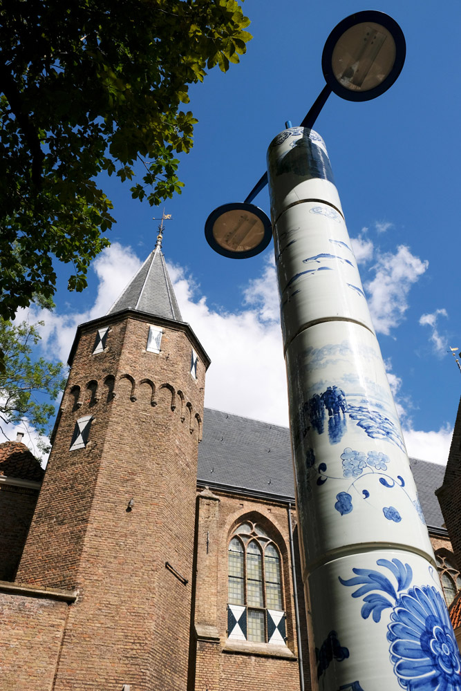 Delfts Blauwe lantaarnpalen op het Sint Agathaplein in Delft. Stedentrip Delft, hotspots en bezienswaardigheden rond de Voldersgracht