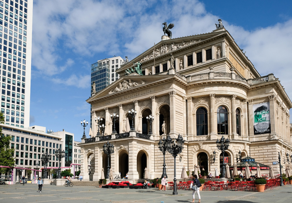 Ook Die Oper is een reconstructie van het oorspronkelijke gebouw. Interrail voor volwassenen, treinreis, treinreizen, interrailen