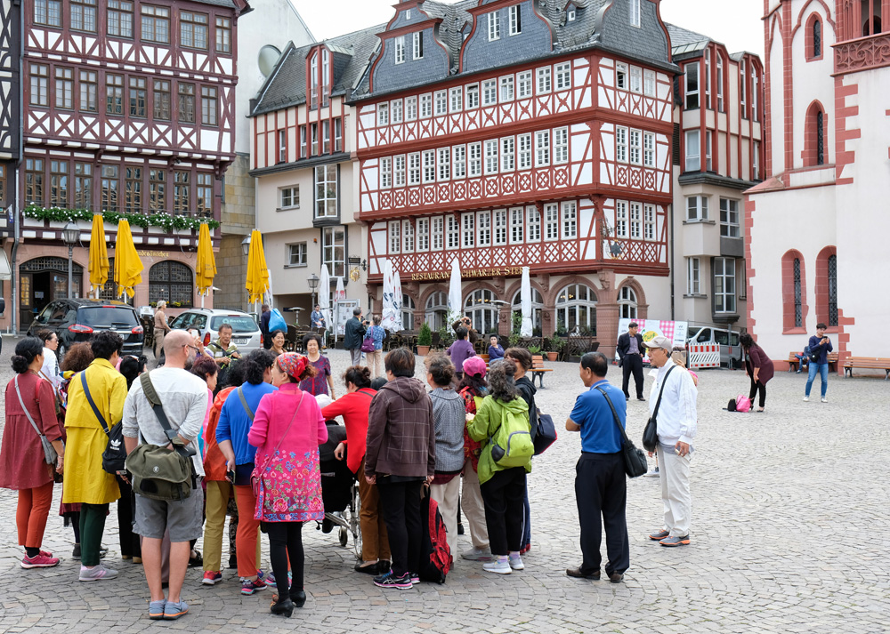 Toeristengroepen hebben ook Frankfurt ontdekt. Interrail voor volwassenen, treinreis, treinreizen, interrailen