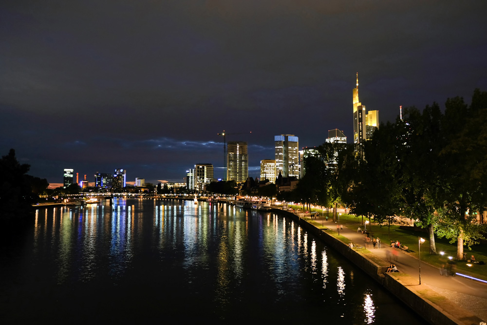 Frankfurt am Main in de avond. Interrail voor volwassenen, treinreis, treinreizen, interrailen