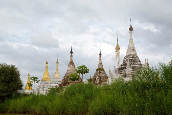 De pagodes van Indein, een van de bezienswaardigheden rond het Inlemeer. Myanmar, Birma, rondreis